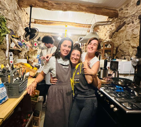Tres residentes compartiendo la cocina durante una estancia de coliving