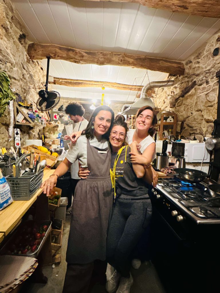 Tres residentes compartiendo la cocina durante una estancia de coliving