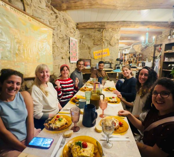 Grupo internacional compartiendo una cena en un coliving rural