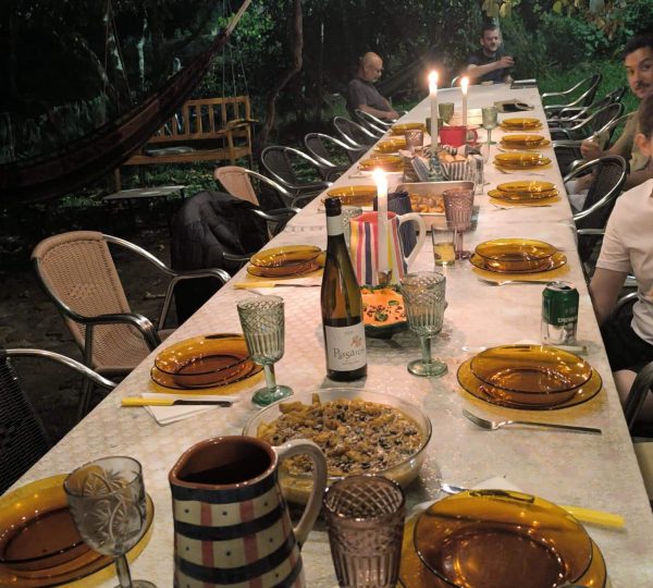 Cena compartida al aire libre durante una estancia de coliving