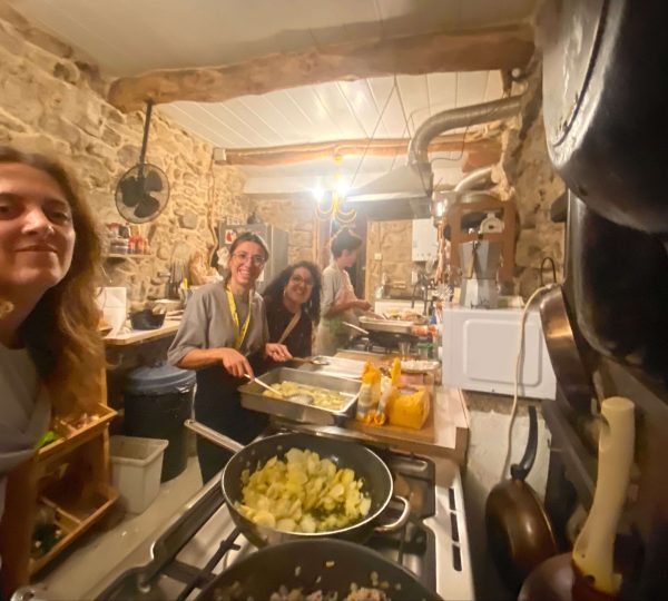 Grupo de residentes cocinando juntos en la cocina de un coliving
